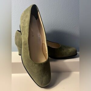 Foothills Green Surde Pumps in Pristine Condition!